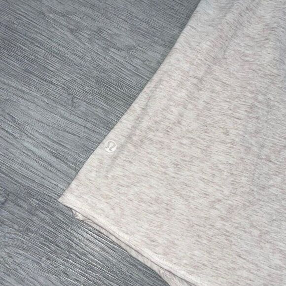 Lululemon Women’s 10 ? To Class Tee Heathered Dune Top Loose Shirt Yoga Workout - Picture 6 of 9